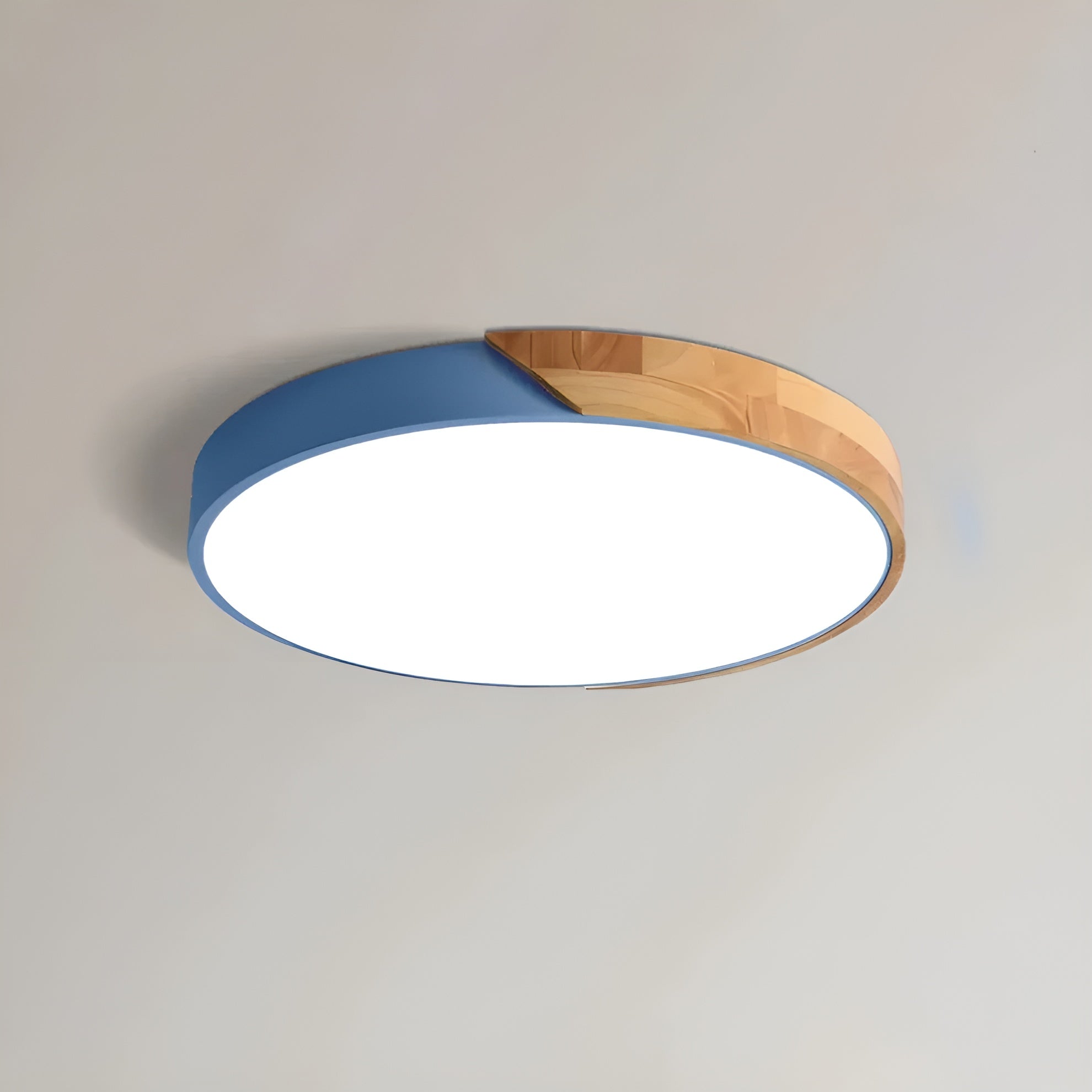Nordelya - Skandinavisk loftlampe i træ med minimalistisk LED lys