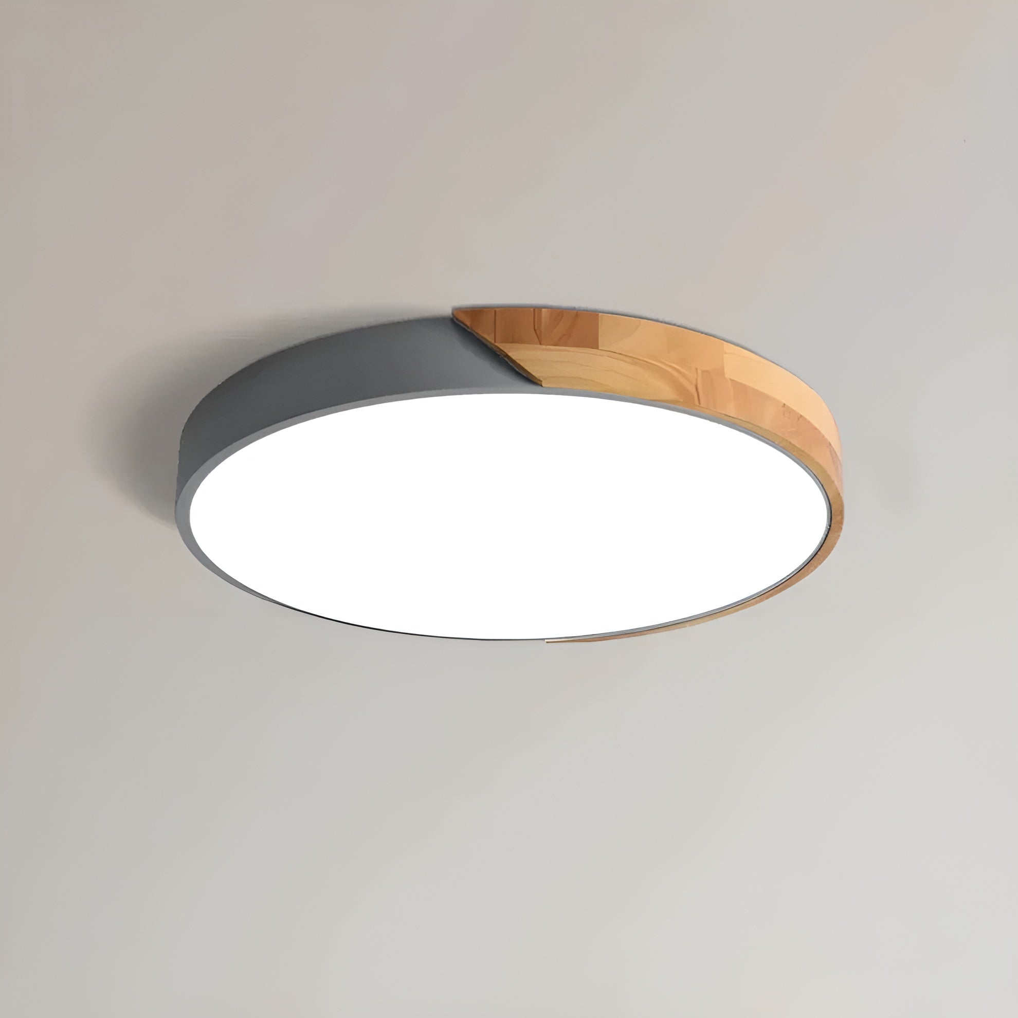 Nordelya - Skandinavisk loftlampe i træ med minimalistisk LED lys