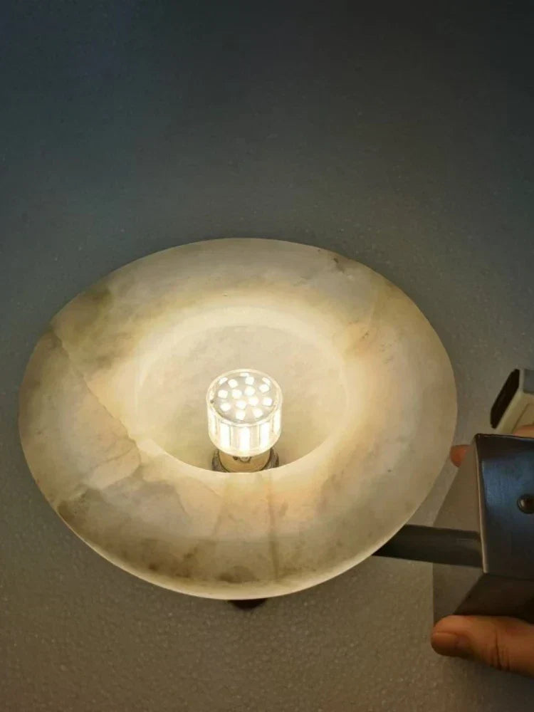 Marmeluxa – Marmor væglampe med kobberdetaljer til indendørs stemning