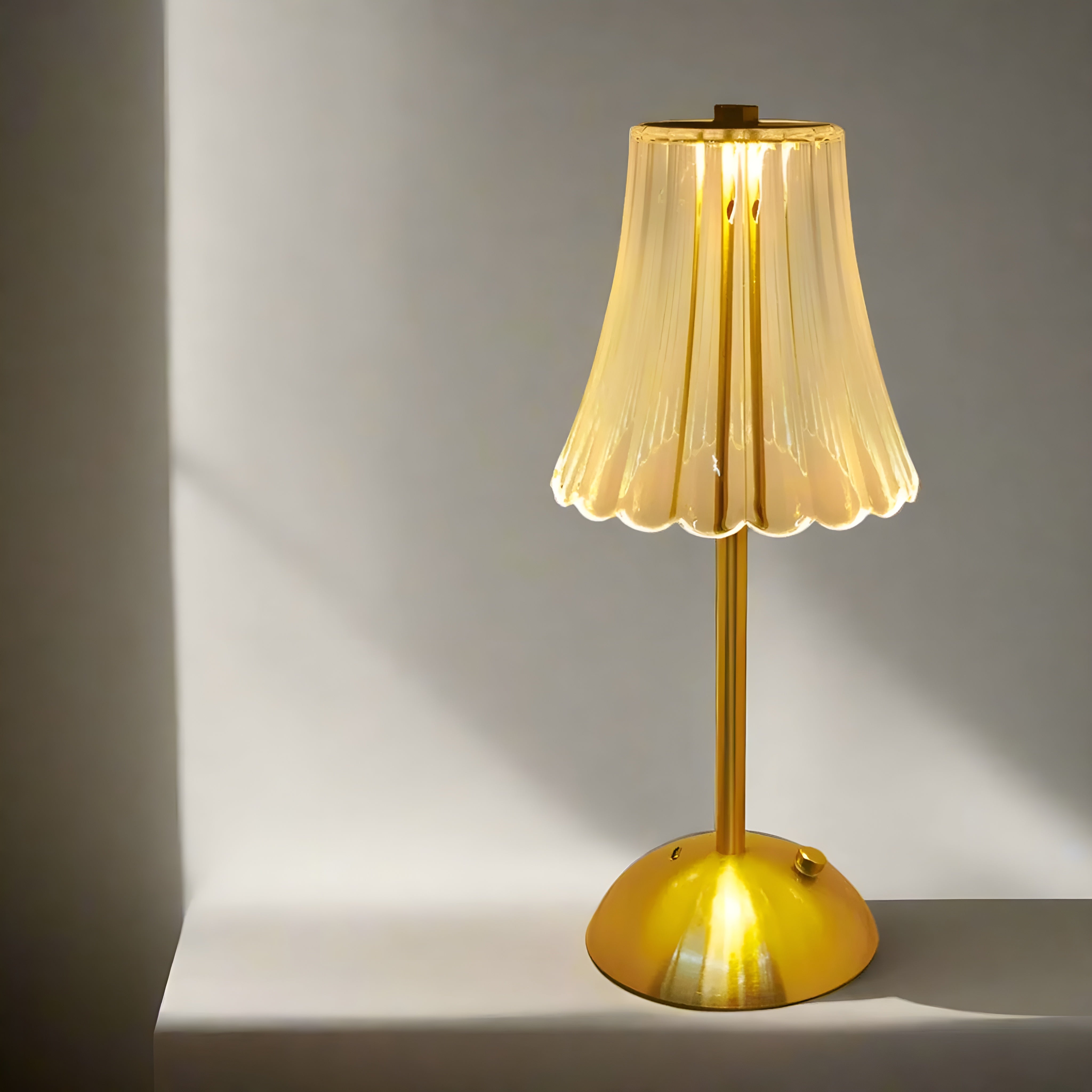 Crystaluxa – Genopladelig krystal LED bordlampe med berøringsdæmpning