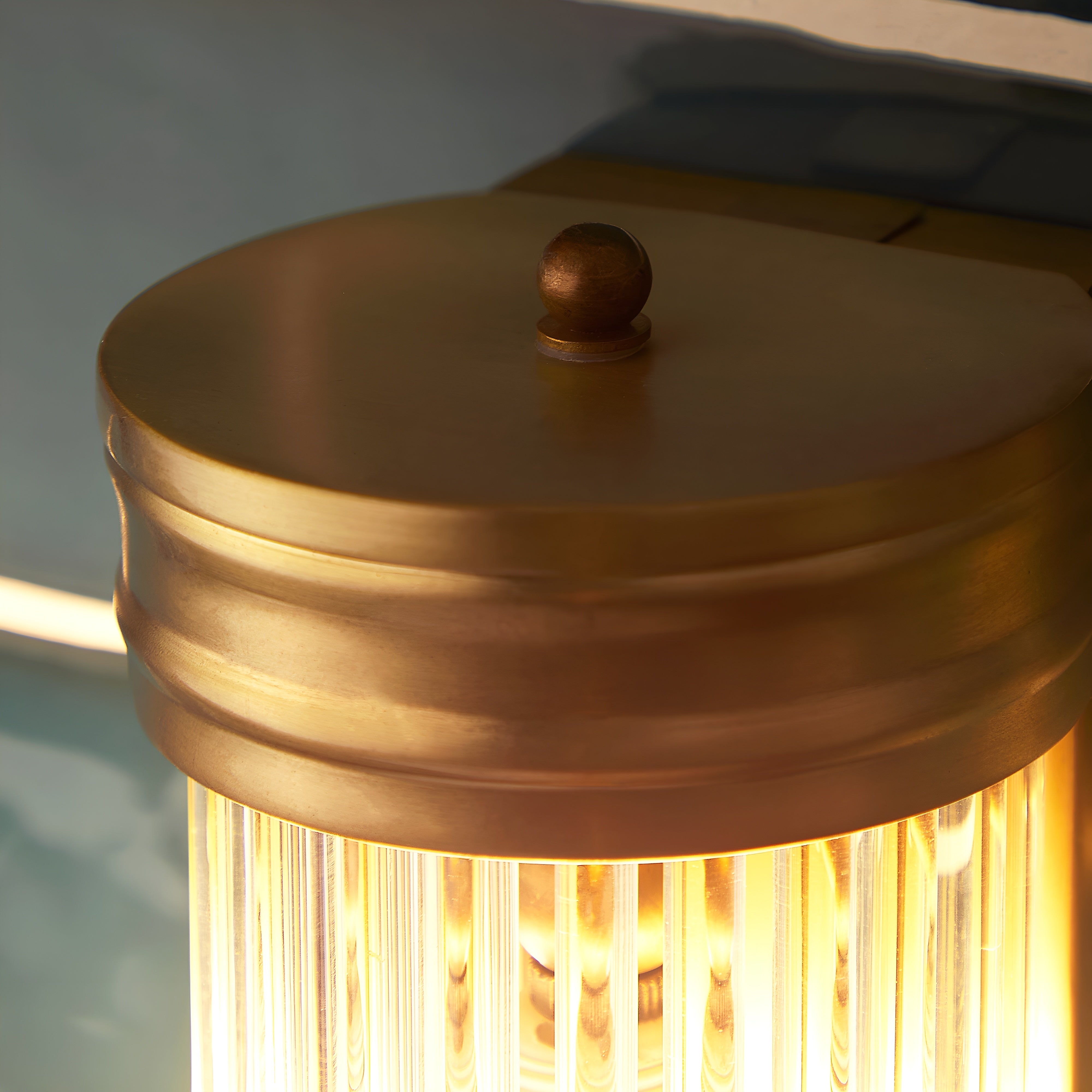 NordAura – Art Deco væglampe i antik messing med glasstænger