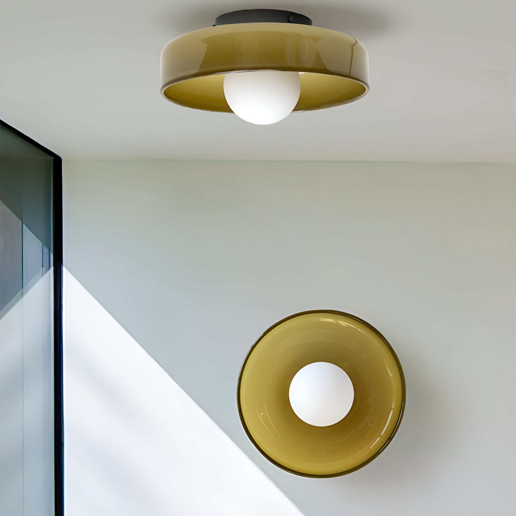 Lunivex - Rund loftlampe med matteret glas i moderne design