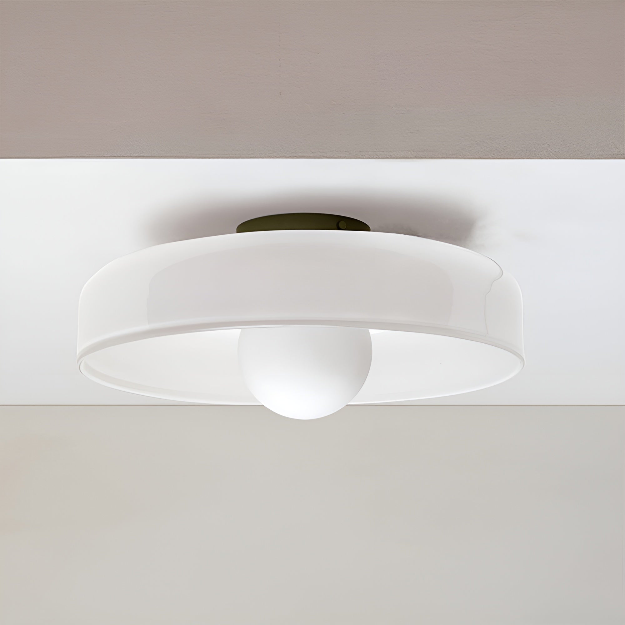 Lunivex - Rund loftlampe med matteret glas i moderne design