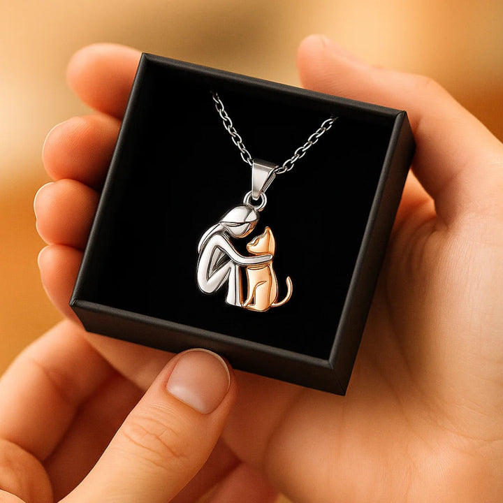 Náhrdelník s přívěskem objímajícím kočku