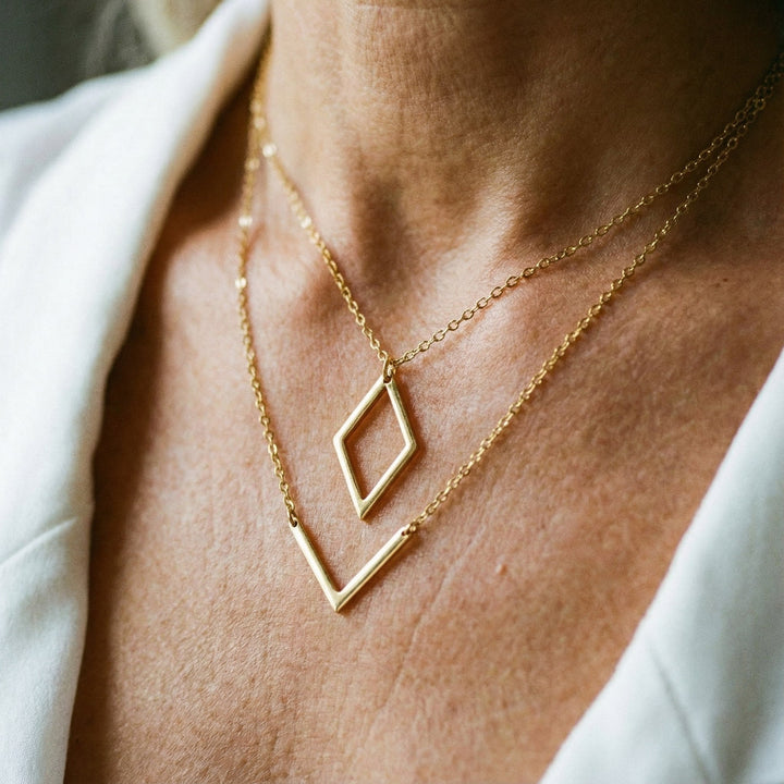 Elegantní náhrdelník s geometrickým přívěskem ve tvaru písmene V