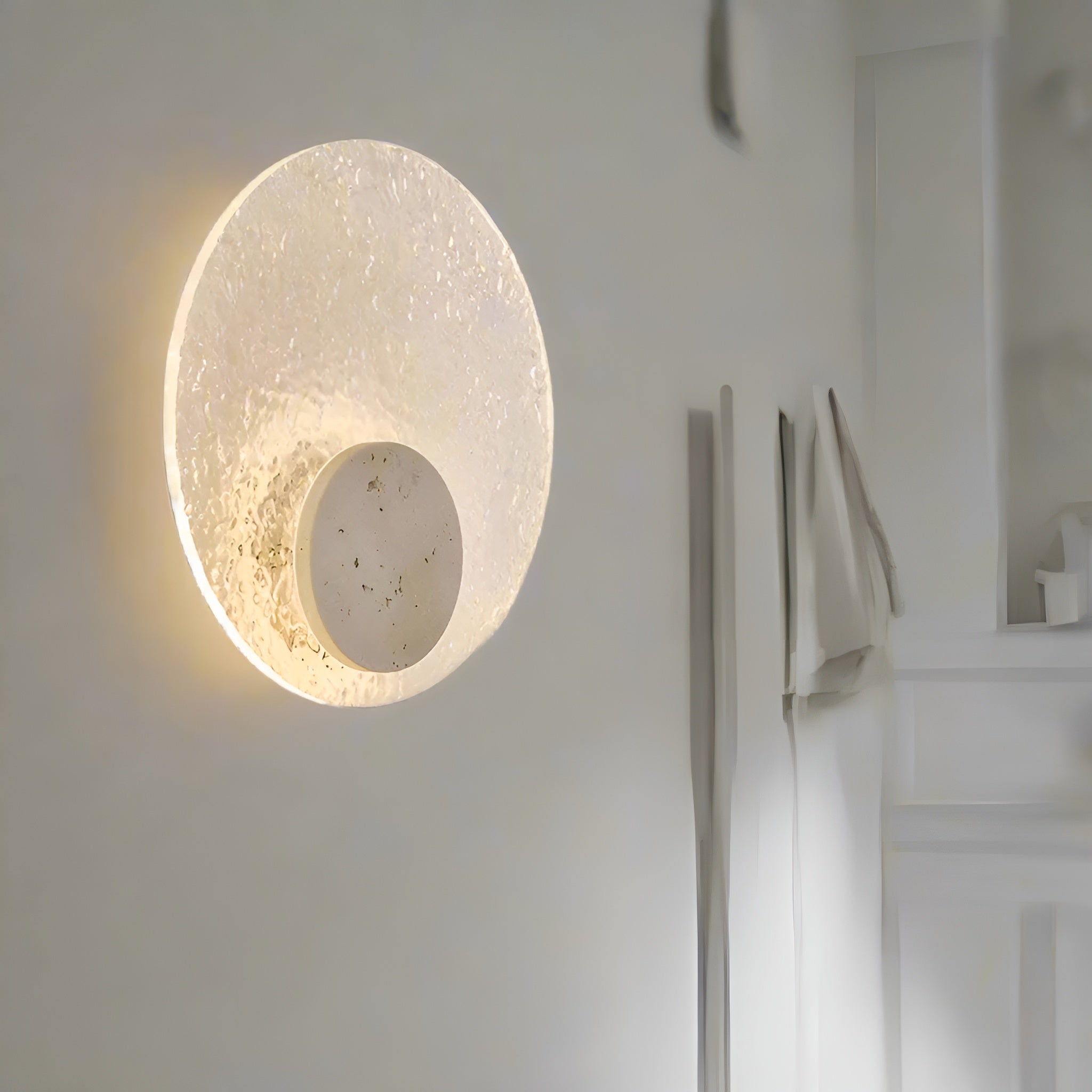Travion – Travertin væglampe med moderne LED lys til indendørs brug