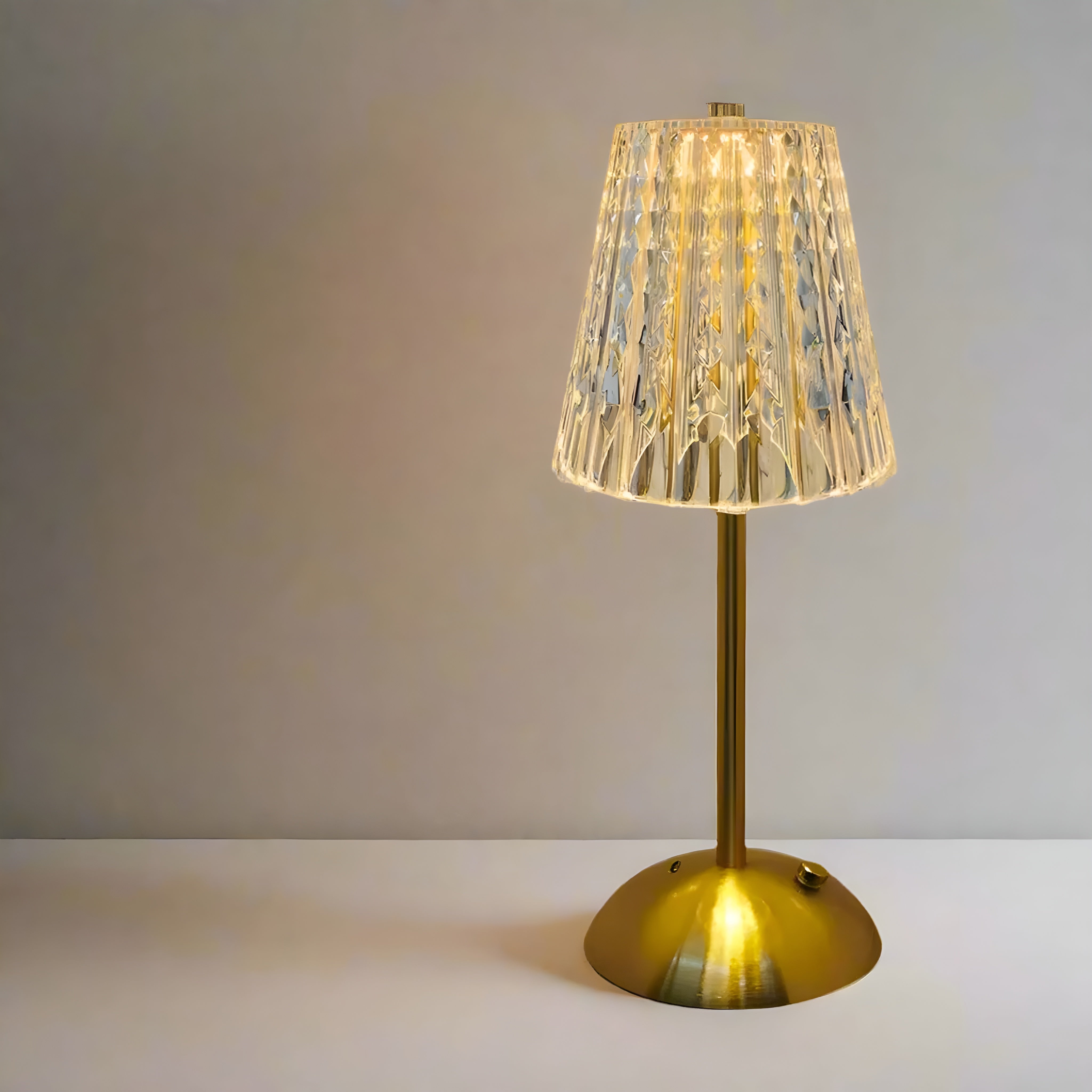 Crystaluxa – Genopladelig krystal LED bordlampe med berøringsdæmpning