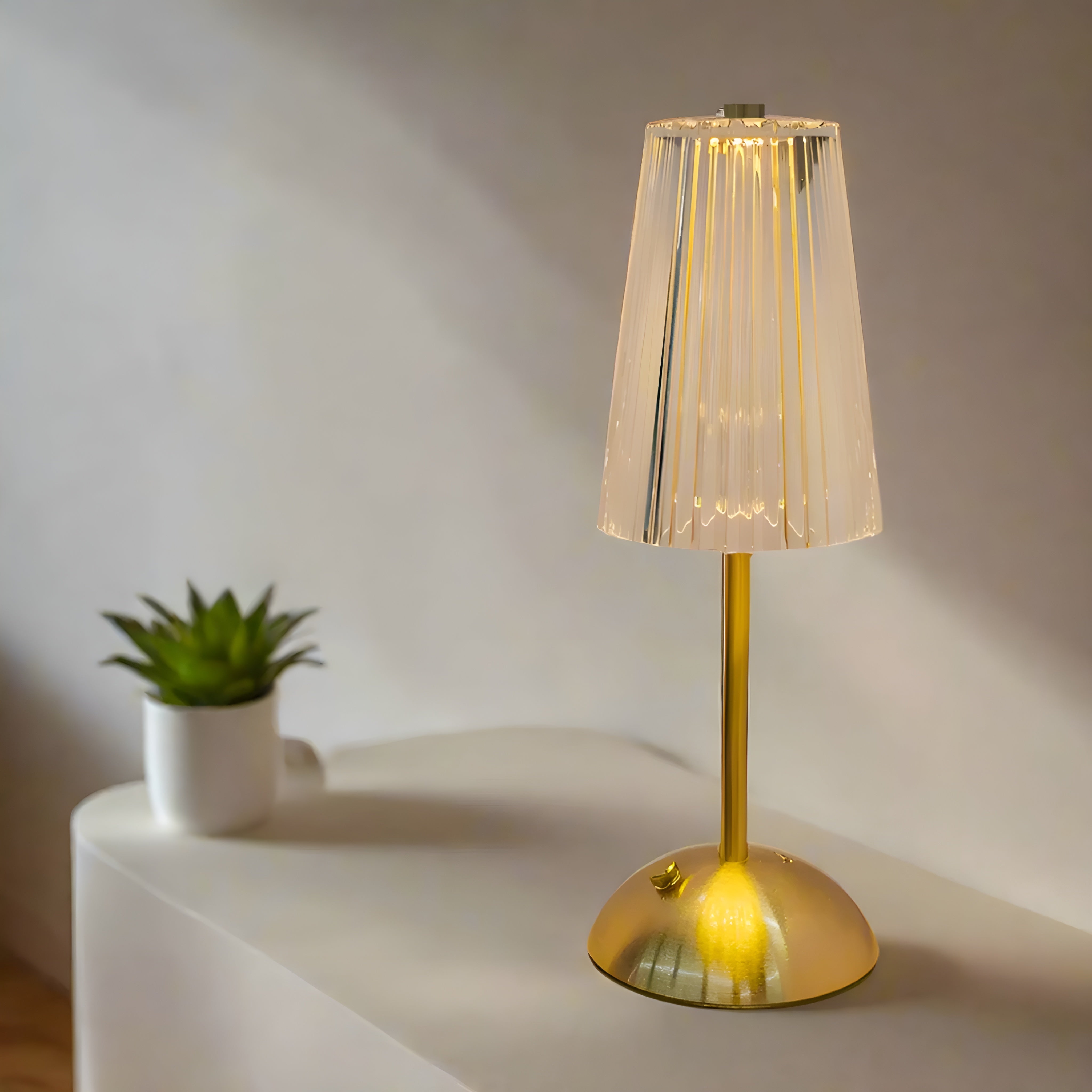 Crystaluxa – Genopladelig krystal LED bordlampe med berøringsdæmpning