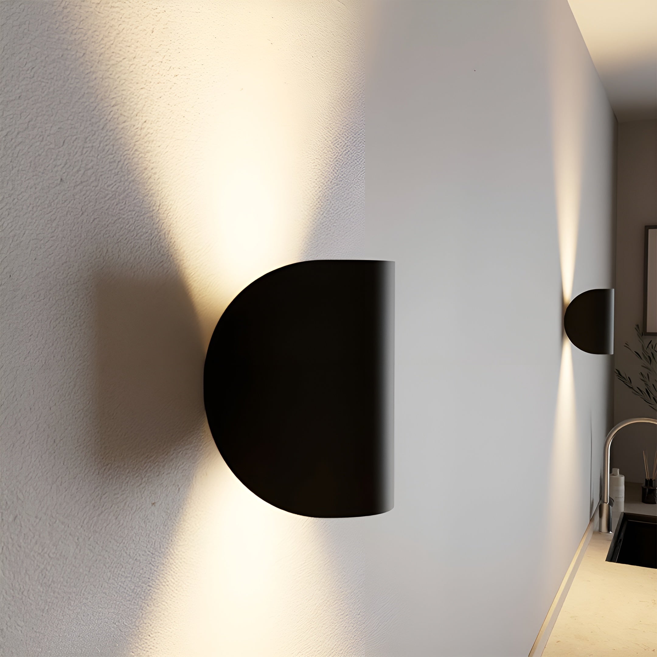 ArcLume – Skulpturel LED-væglampe i sort eller hvid aluminium