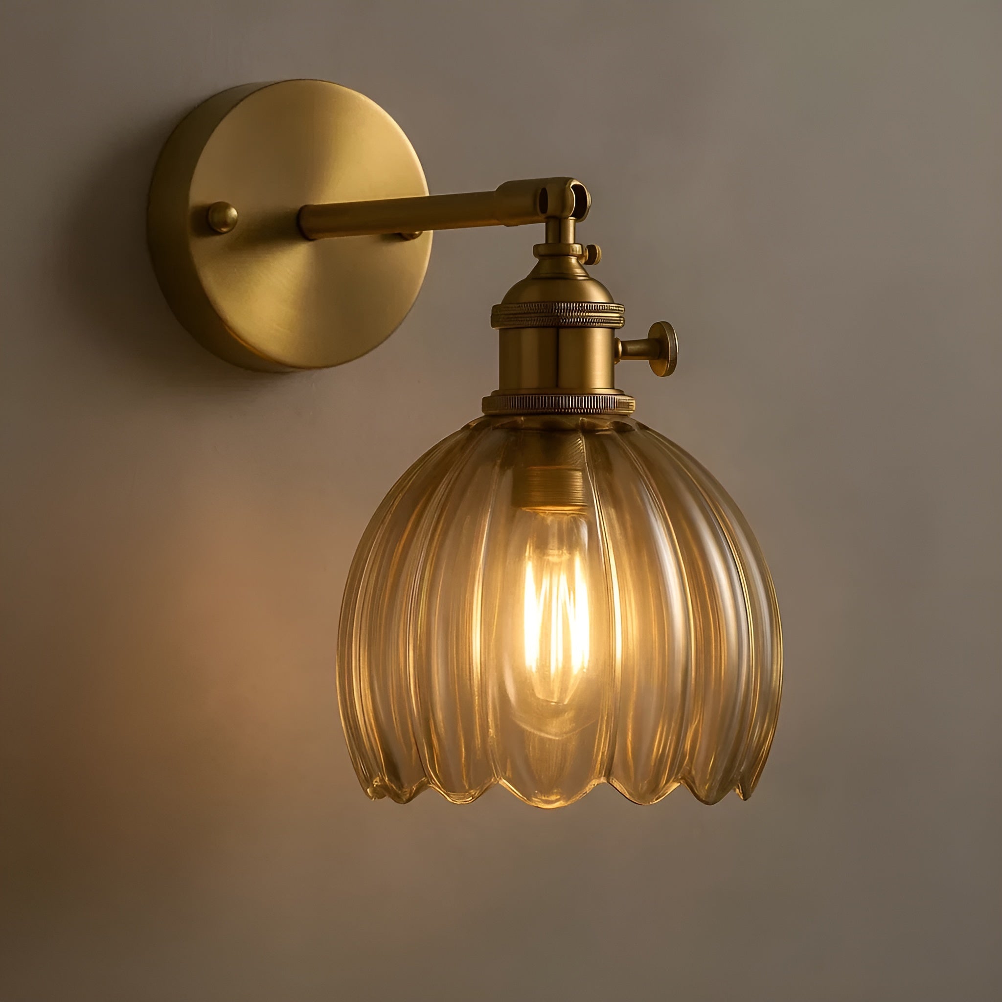 Florivale – Retro væglampe i glas med tulipanformet vintage design