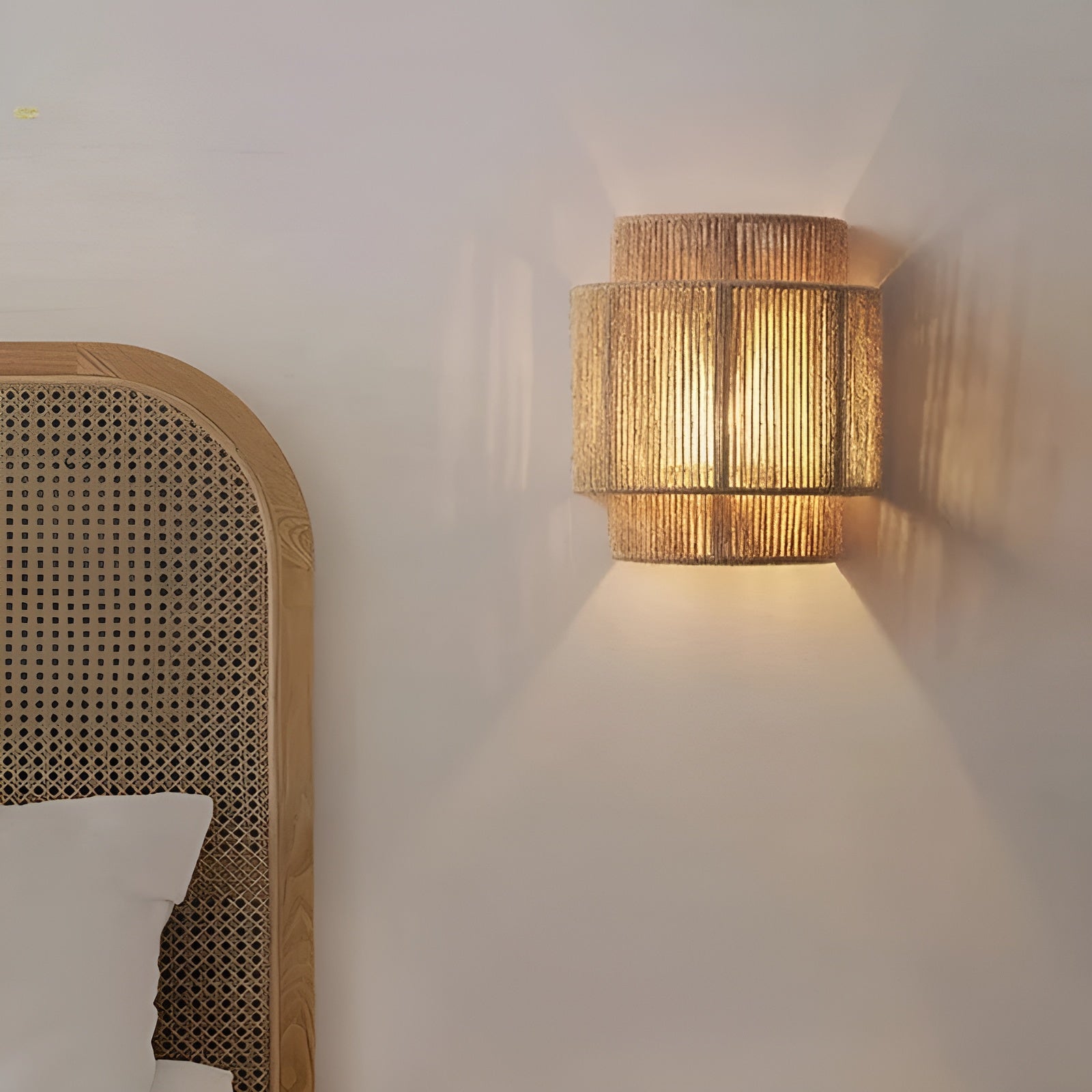Rattiva - Håndflettet rattan væglampe i naturligt design