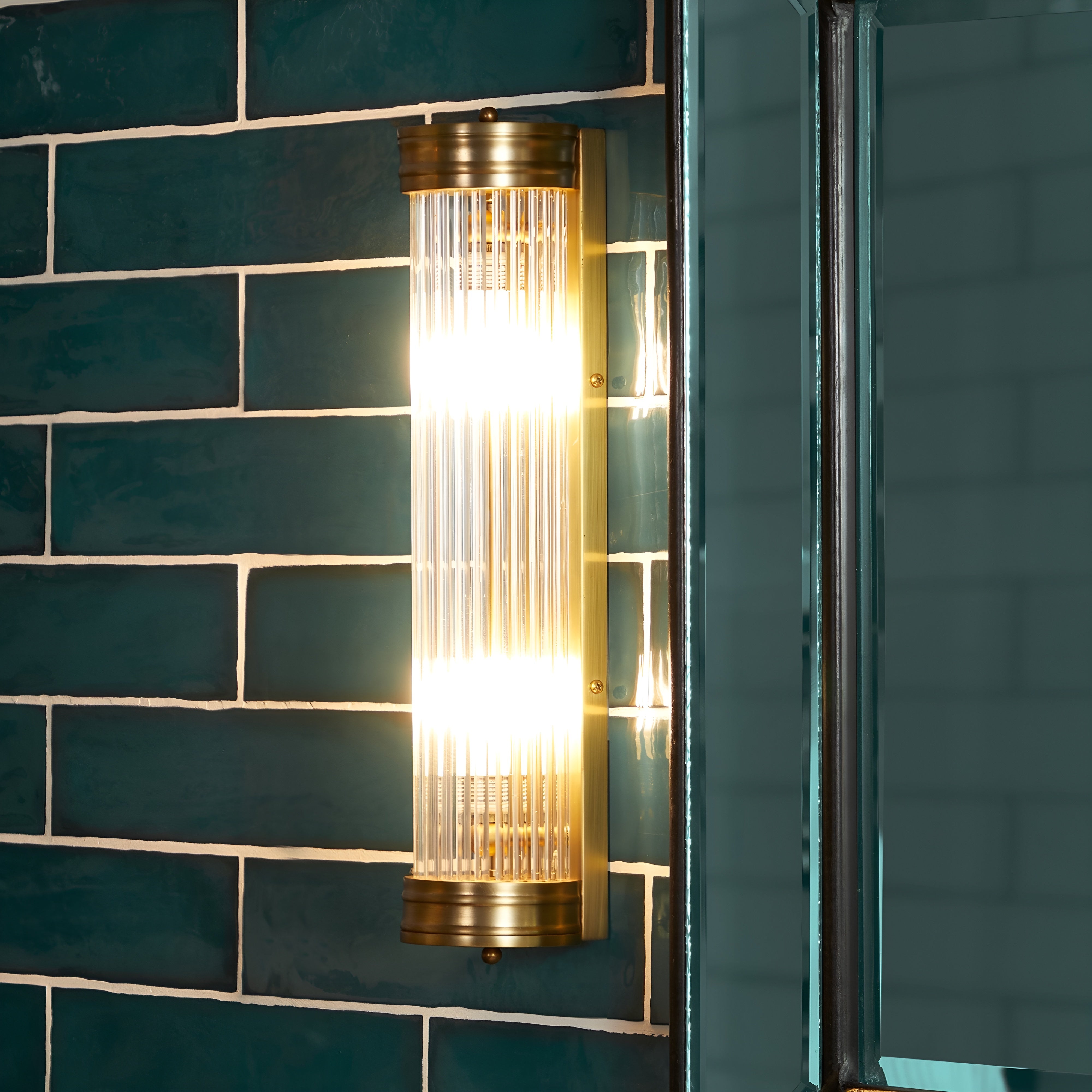 NordAura – Art Deco væglampe i antik messing med glasstænger